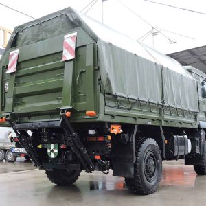 Compact Cantilever Lift with Reduced Overhang: Ideal for Short Overhang Trucks & Trailers